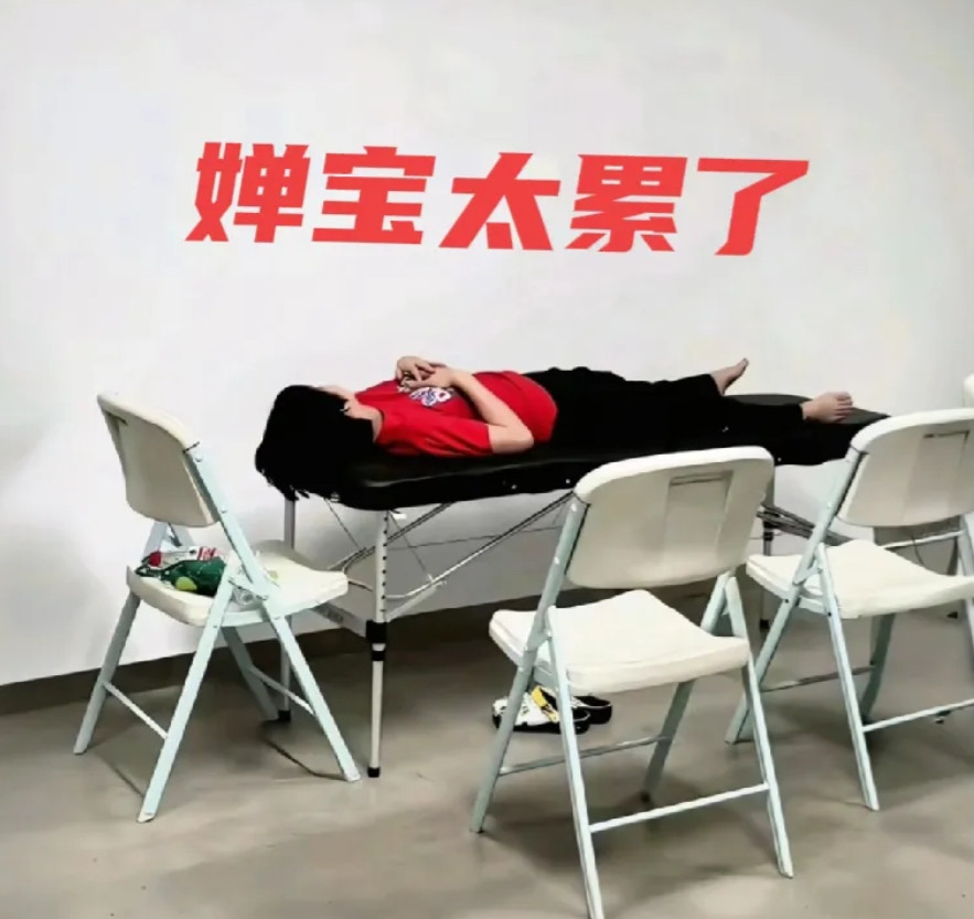 心疼！婵宝这样累的睡在桌子上！既要备战比赛，又要参加跳水队安排的各种活动，一边