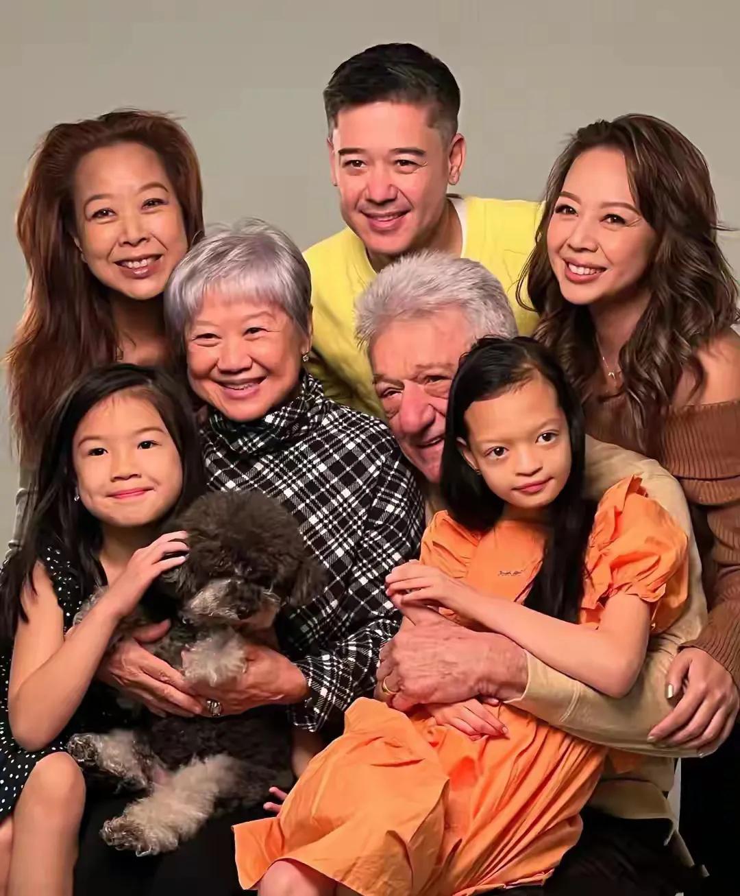 钟丽淇的公婆从不嫌弃大孙有基因病，之前公婆还跟钟丽淇一家四口拍摄全家福，生病的大
