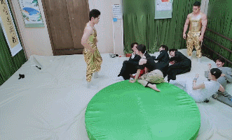 迪丽热巴这是推理吧不是推你巴推理吧被热巴可爱炸场！被NPC推翻后，她坐直叉腰萌凶
