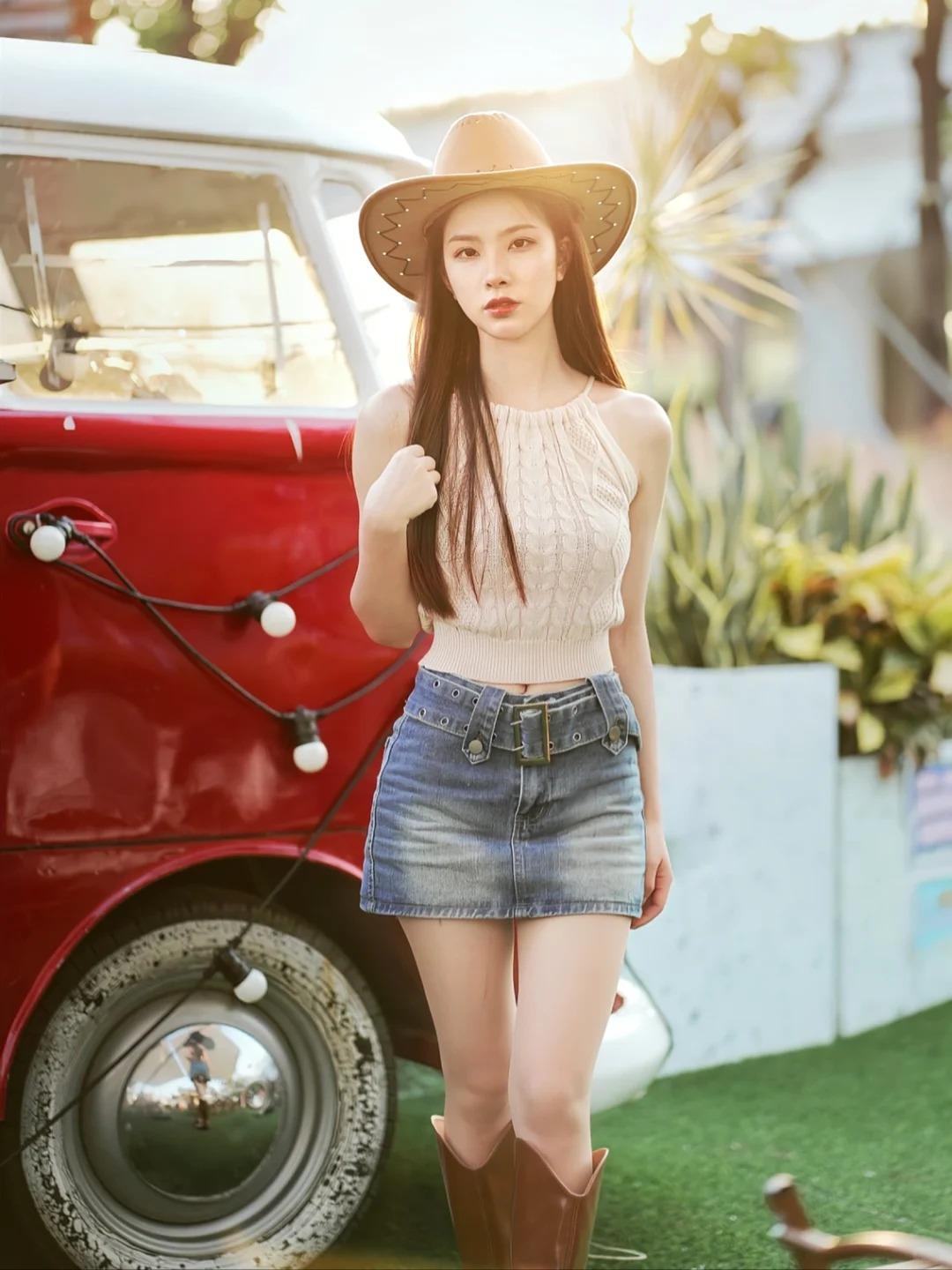 日光更显魅力的兼职模特小姐姐，耳朵轮廓是古砚池边的浅雕纹路，不追求精巧的几何感，