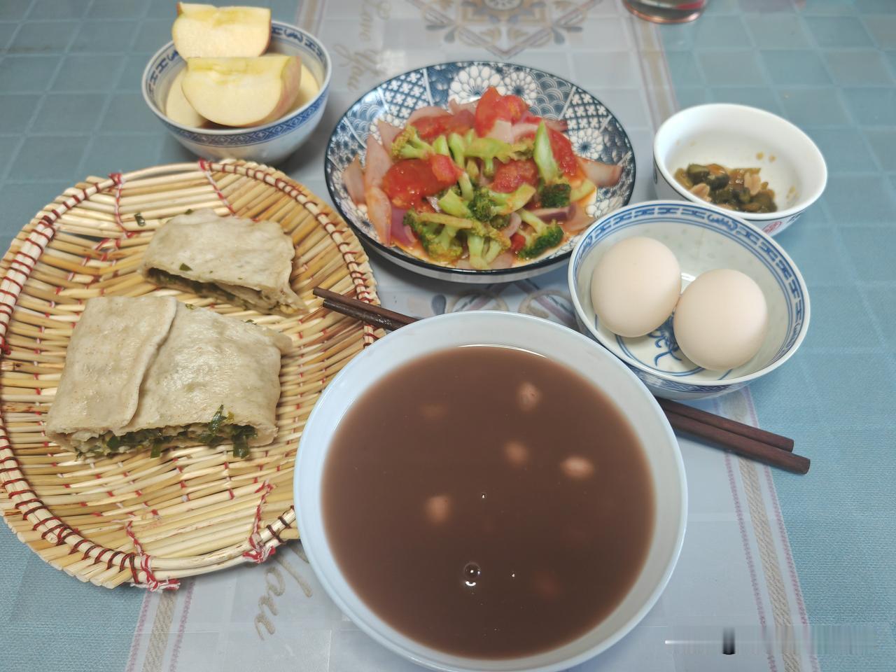 早餐分享～六点起床，电饭煲预约的红枣红小豆花生米杂粮粥好了，满屋里都有粥的香味