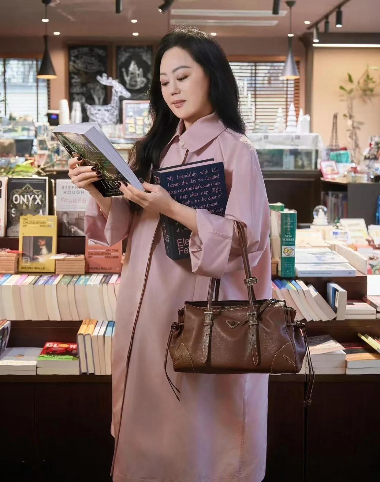 谁能想到62岁的章小蕙，还能这么美！😍粉色衬衫裙+长卷发，在书店里氛围感拉满