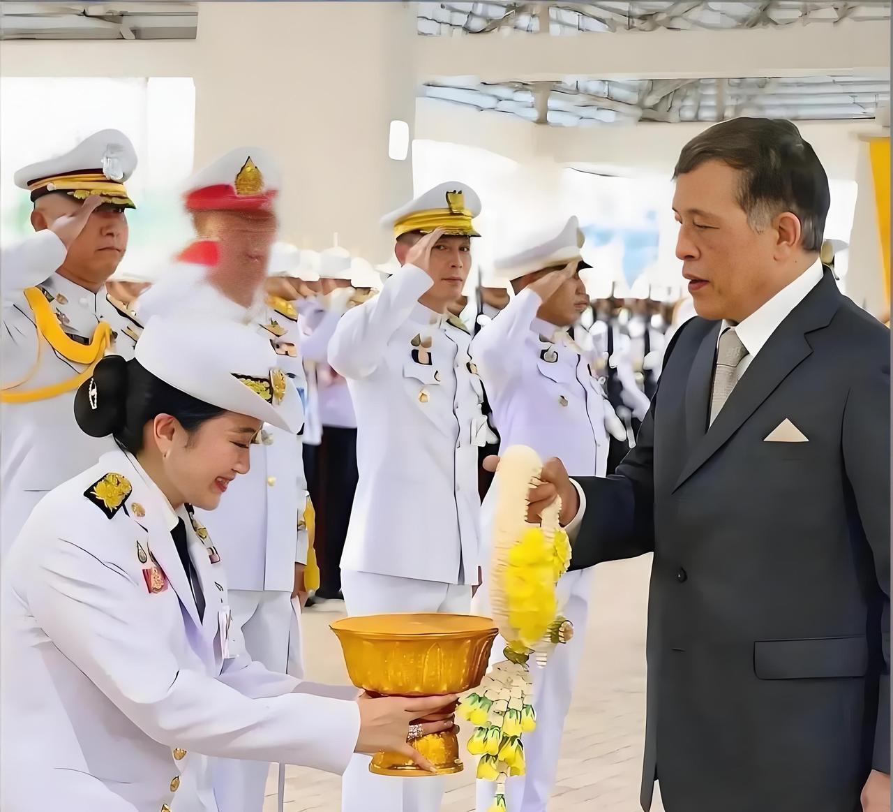 即使佩通坦辞去了为泰党的党魁职位，无官一身轻，但依然非常忙碌，陪泰王应酬。当