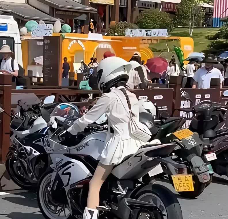 图一的小妹挂掉了，90斤的身体，开着400斤的机车，你倒是自己不把命当回事，父母