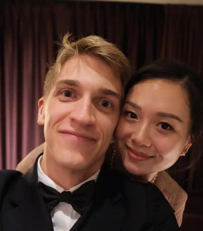 坏了，中国女婿把国乒选手压制了！安东的女朋友，可是咱们的中国大美女万远。