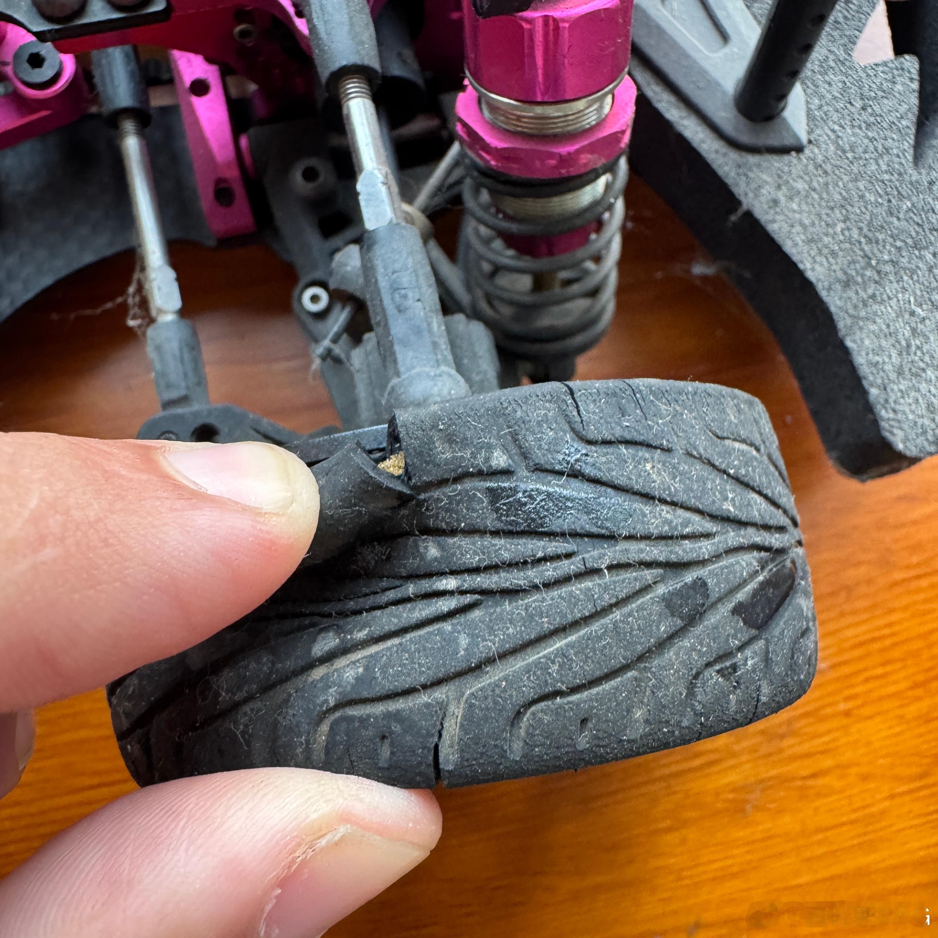 15年前我买的sakura3R轮胎已经老化裂开了​​​