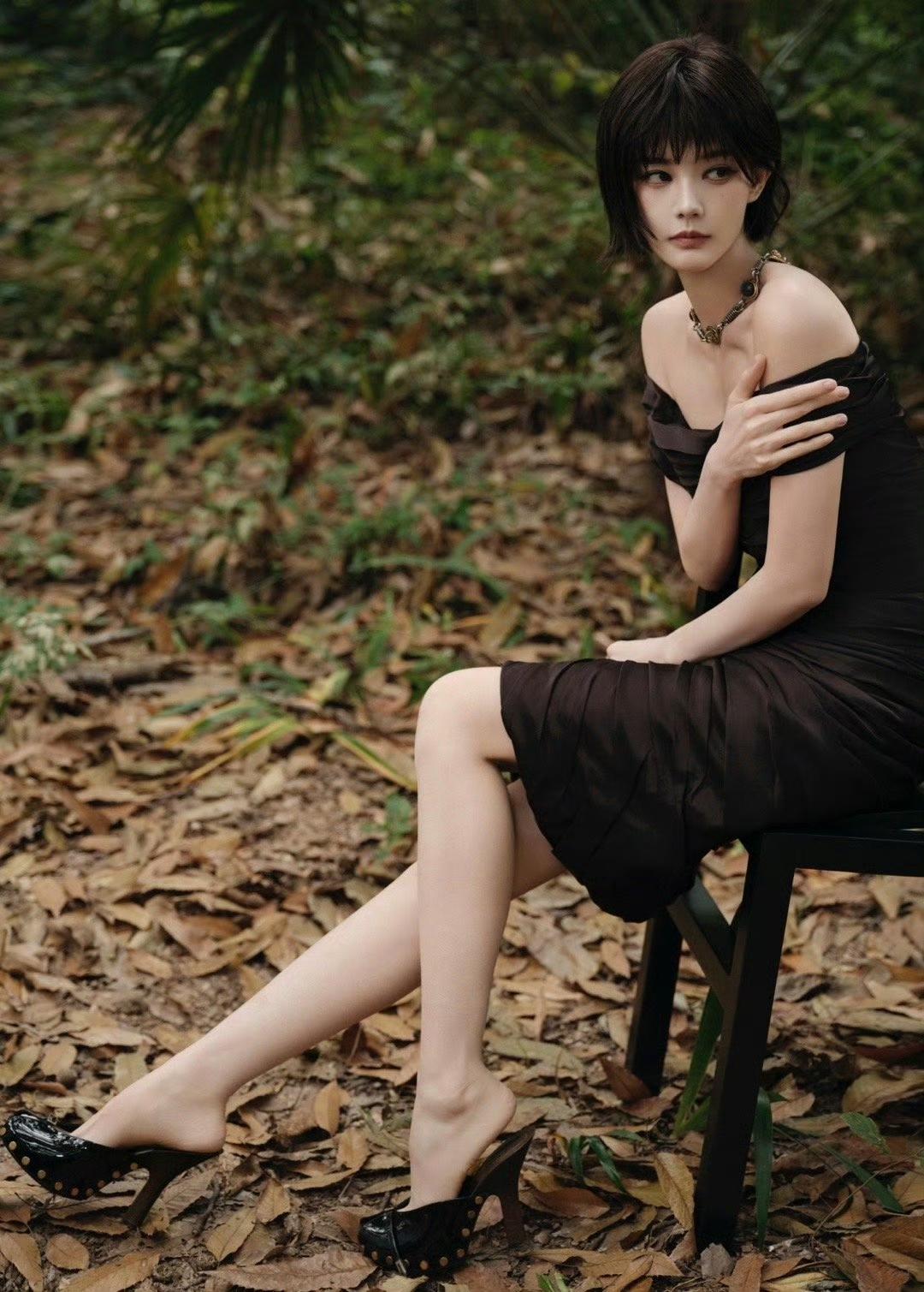 黑裙黑发，优雅坐于林间，静谧如画。李一桐！！！