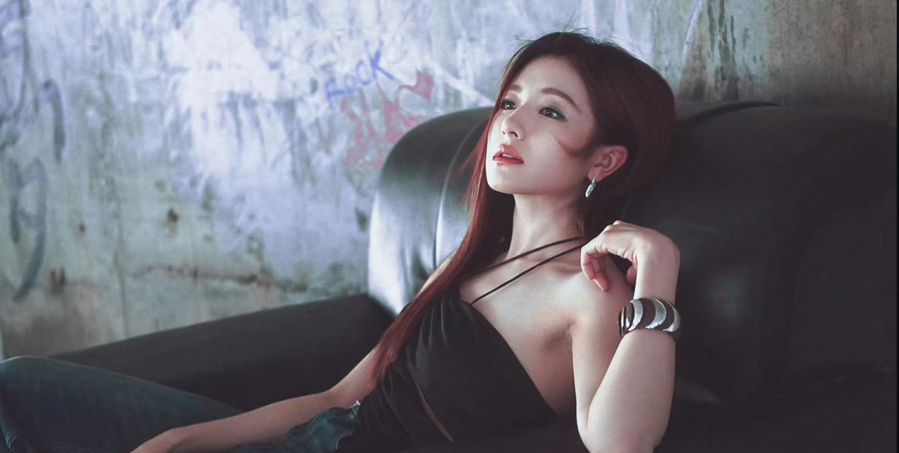 李兰迪穿露背装好辣！
