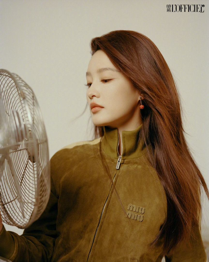 李沁×L'OFFICIELMay2026出镜「时装」五月新刊封面，身穿