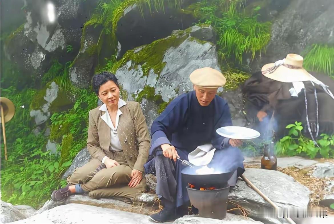 1946年，蒋介石与宋美龄在庐山黄龙潭的野炊照片。秀恩爱感觉是蒋介石夫妇的常用宣