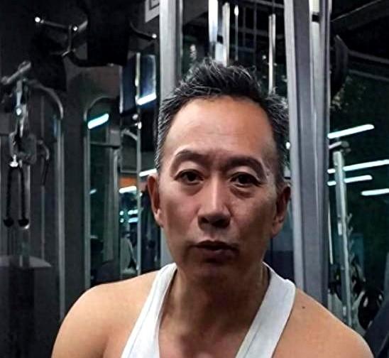 前央视主持人王小骞和丈夫谭江海，这对曾经的广电圈模范夫妻。当初两口子为女儿长高