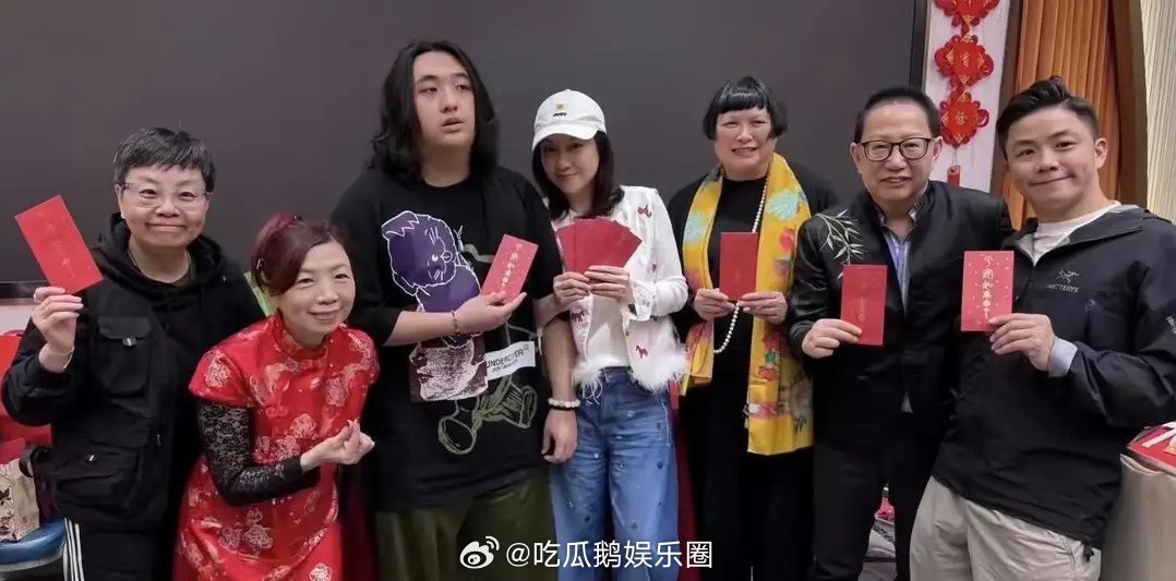 吴镇宇带17岁儿子费曼去向长辈聚餐拜年，费曼看起来好邋遢，他留着一头长长的油腻卷