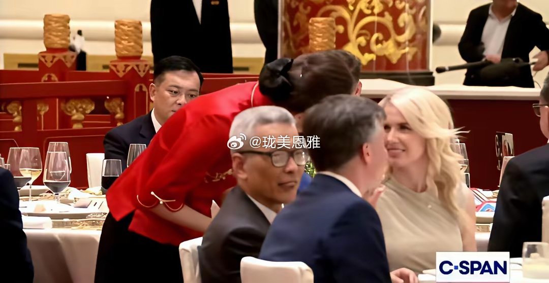 晚宴期间，除了服务员很热情少有人和“行政助理”寒暄其实她是总统身边、影响力巨大的