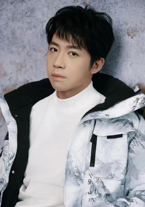 俞灏明说：“我烧伤之后，好多人都怕看到我，觉得我是怪物，只有两个人把我当家人一样