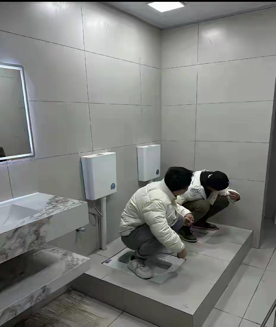 一直不明白这种厕所，下面那个口，是对着脸的还是对着腚的？？？