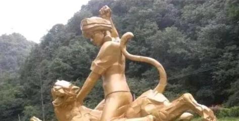 1975年，湖北神农架，几名妇女正在田里干农活的时候，一位妇女突然因为内急跑向了