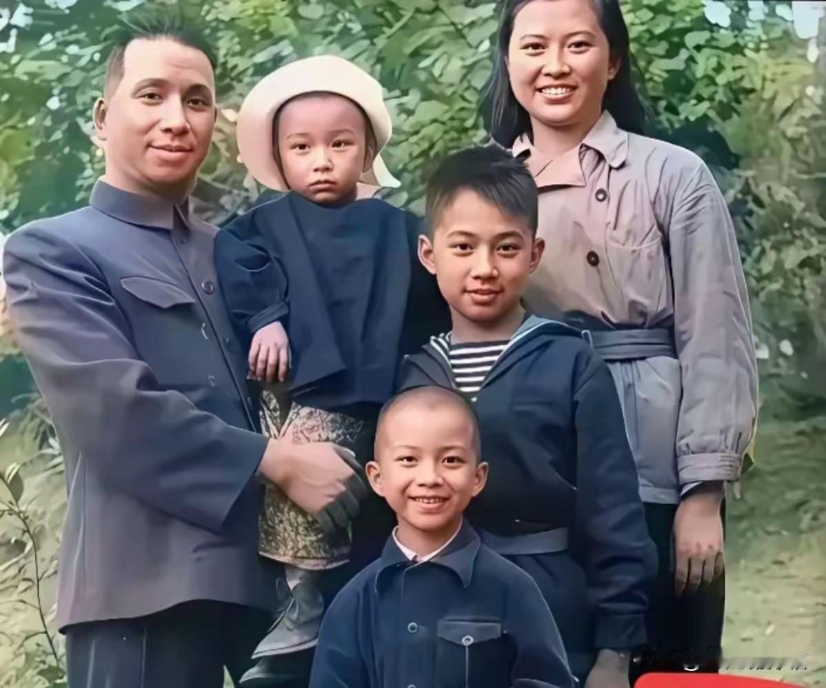 这组照片记录了粟裕大将与夫人楚青及子女的家庭影像。粟裕是开国大将，戎马一生战功赫