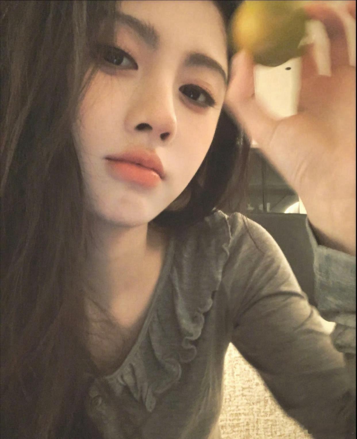 1.张家齐靠女儿综艺拿下代言。2.杨子炒天珠失败，拉朋友一起也没人接盘，亏大了，