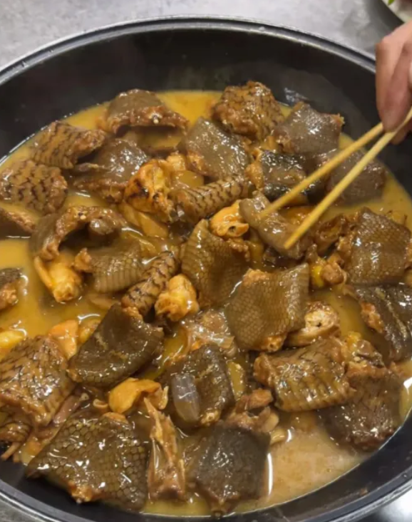 谁懂啊！今天下馆子，瞅见这一锅肉直接懵了！这一块块带花纹的东西，泡在黄汤里，看着