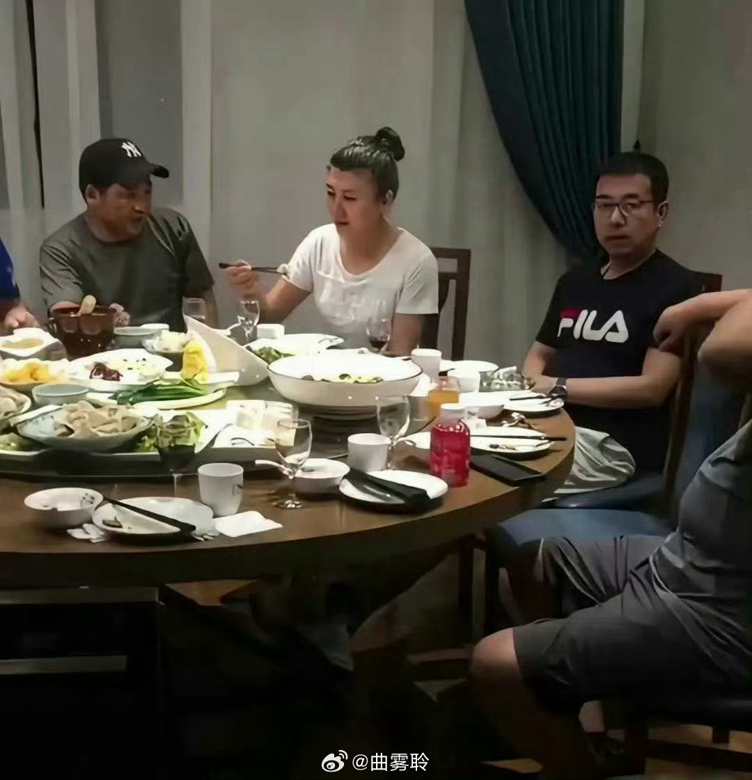 著名表演艺术家闫学晶，在海南和朋友聚餐，状态不错显年轻！