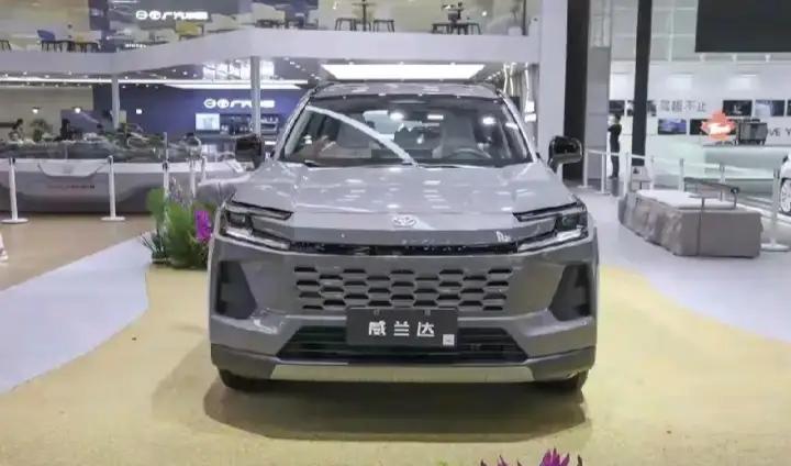 买丰田，这几款闭眼入！1、凯美瑞，一年卖出20万辆；2、锋兰达，一年卖出18