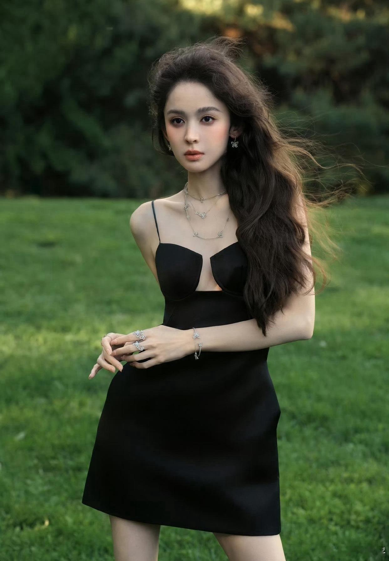 1.白鹿最近口碑崩塌，那位编剧才敢跳出来撕她的，只能说两边都半斤八两，都是黑料满