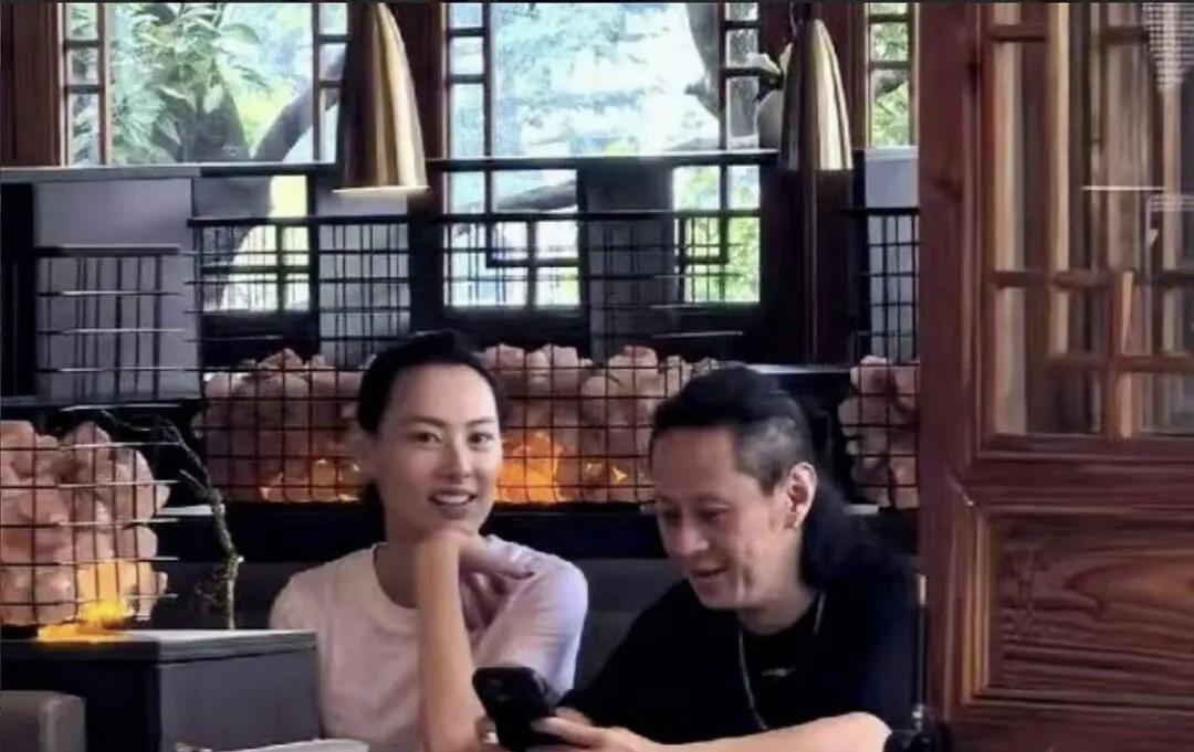 梁洛施和内地导演马浴柯恋情实锤，俩人甜蜜牵手散步不惧世人眼光。梁洛施今年36岁，