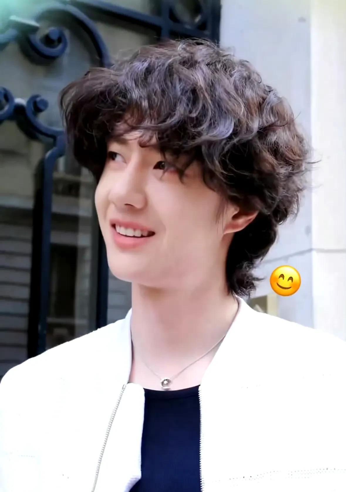 听王一博工作室的bgm了吗？“尝尝一颗东阳乌梅，再给我一个甜妹。”也太会选歌