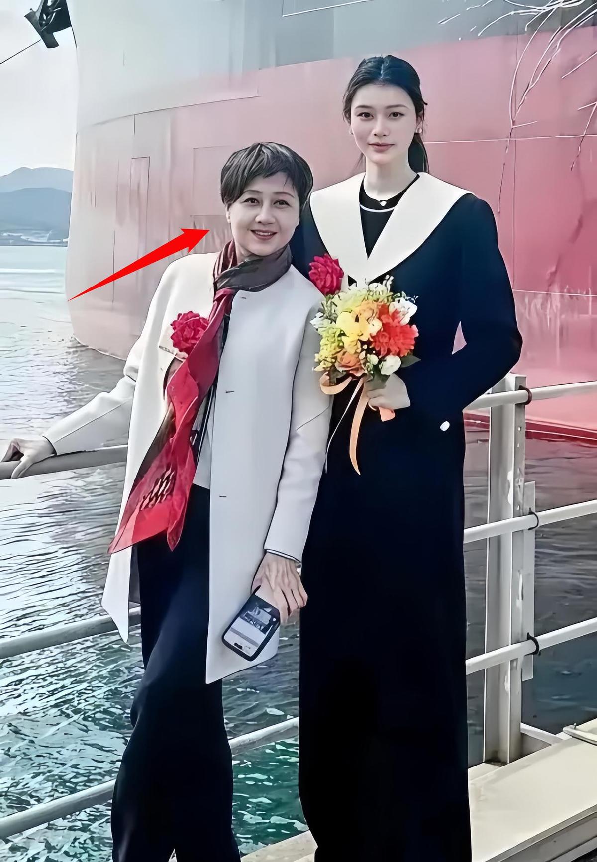 梁安琪63岁了，短发娃娃裙一出场就炸锅。有人说她装嫩，也有人夸她活得通透。人