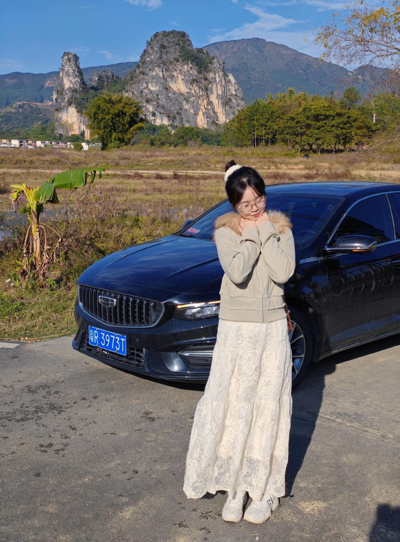 可惜你不坐星瑞不然坐副驾的就是你了！星瑞吉利汽车手握方向盘的女孩子副驾驶