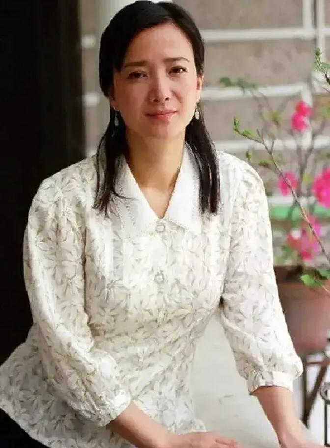 她在片场拍桌子时，没人想到这声音会震醒整个行业。何晴当年遇到底线被踩，直接摔剧