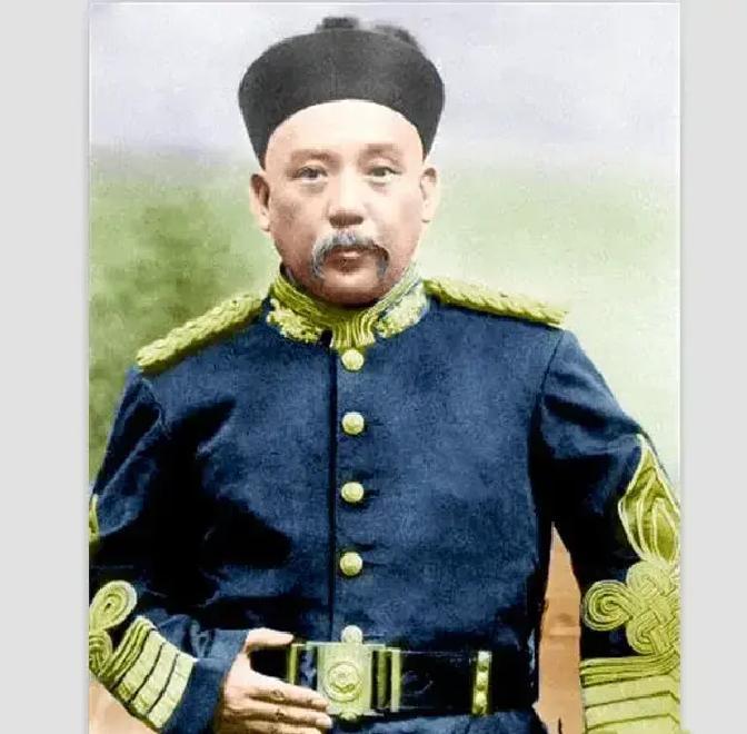 袁世凯做事好有手段。只要他想，这个世界上，就没有板上钉钉的事情。谕旨传到天津小站兵营时，胡燏棻正在校