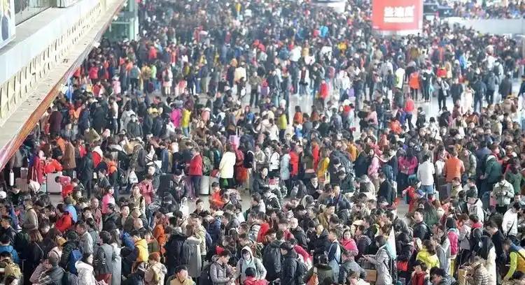 中国铁路不缺客源但是亏损，是什么原因？这么说吧，中国铁路的客流量那绝对是杠杠的