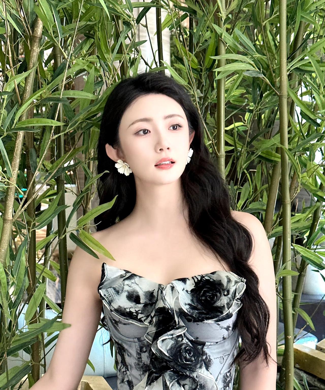 在都市与自然间切换风格，碎花裙是温柔的注脚，抹胸上衣搭配牛仔裤是个性的表达，每一