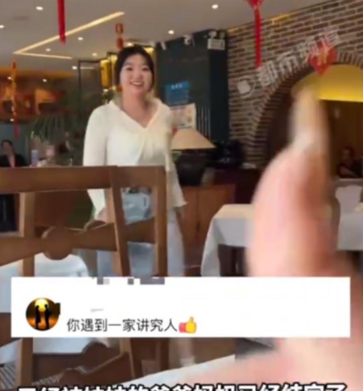 泪目了！内蒙古包头一家餐厅里，小女孩趴在妈妈腿上，眼睛一眨不眨盯着邻桌的小猪造型