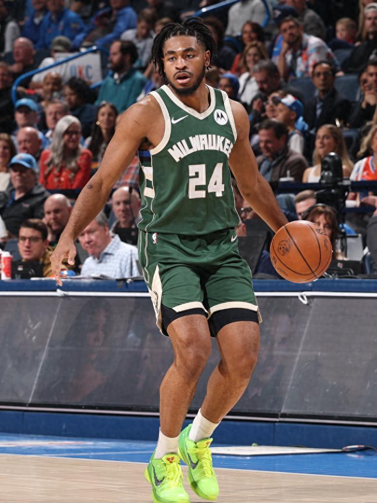 休媒不满斯通未追托马斯北京时间2月23日，NBA常规赛再起波澜，密尔沃基雄