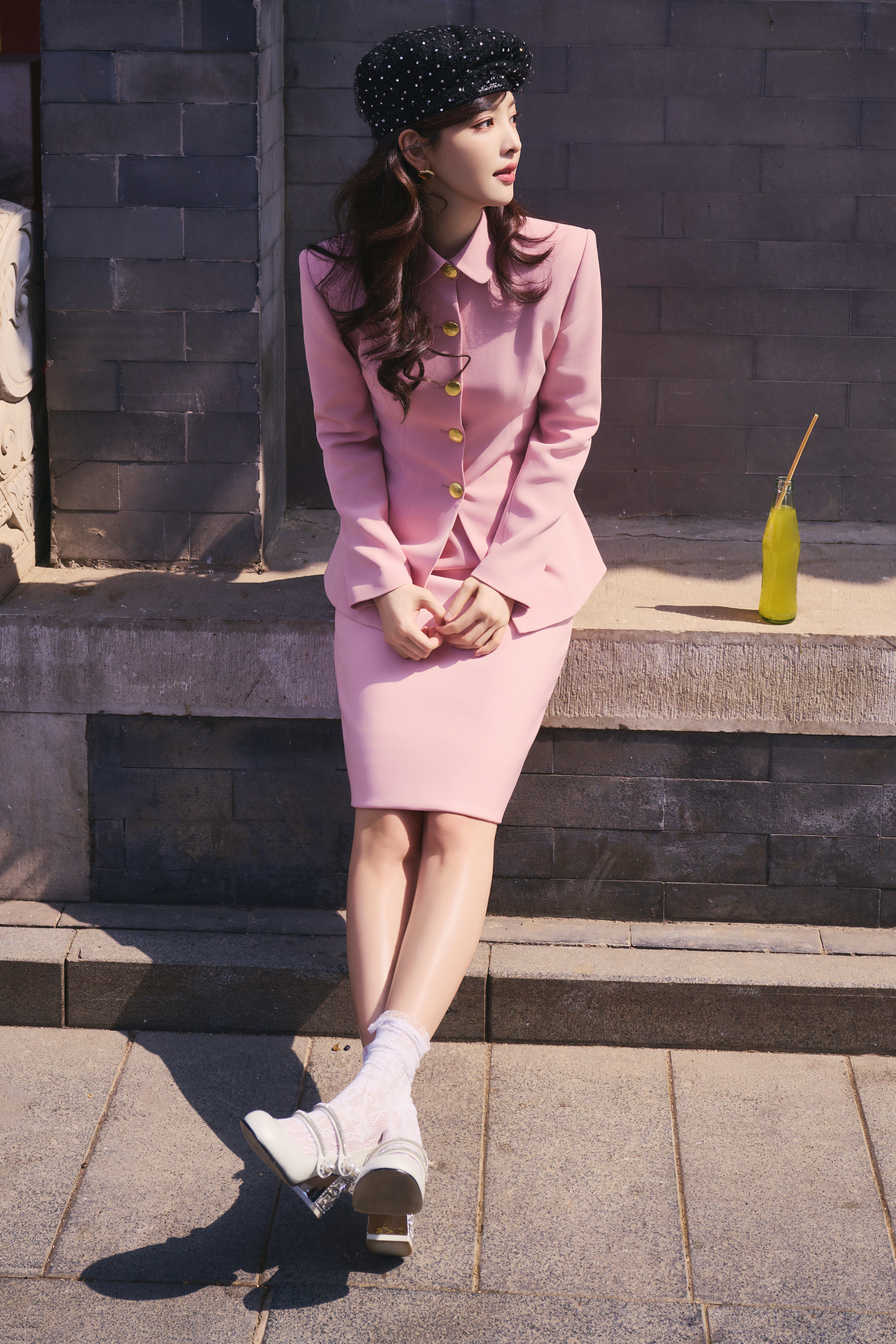 章若楠一身柔粉套装，踩上带钻的玛丽珍，像从旧时光里走出来的大小姐。章若楠说我