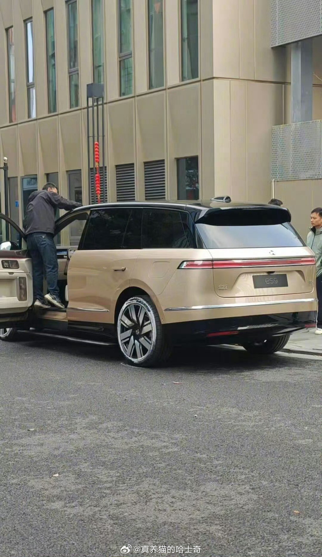 蔚来ES9这实拍的外观如何？打几分？我认为这车应该定价高点，这车太大了，马上5米