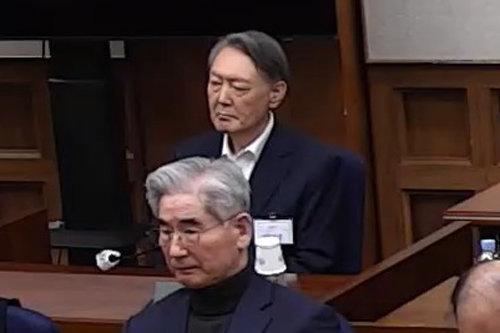 韩国法官斥责：“不能以读圣经为由偷蜡烛。”据韩国《东亚日报》报道：韩国前总统尹锡