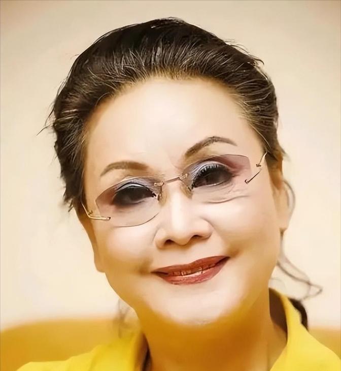 2000年，李谷一举报东方歌舞团团长田某腐败。田某得知被李谷一举报后大肆宣扬李谷
