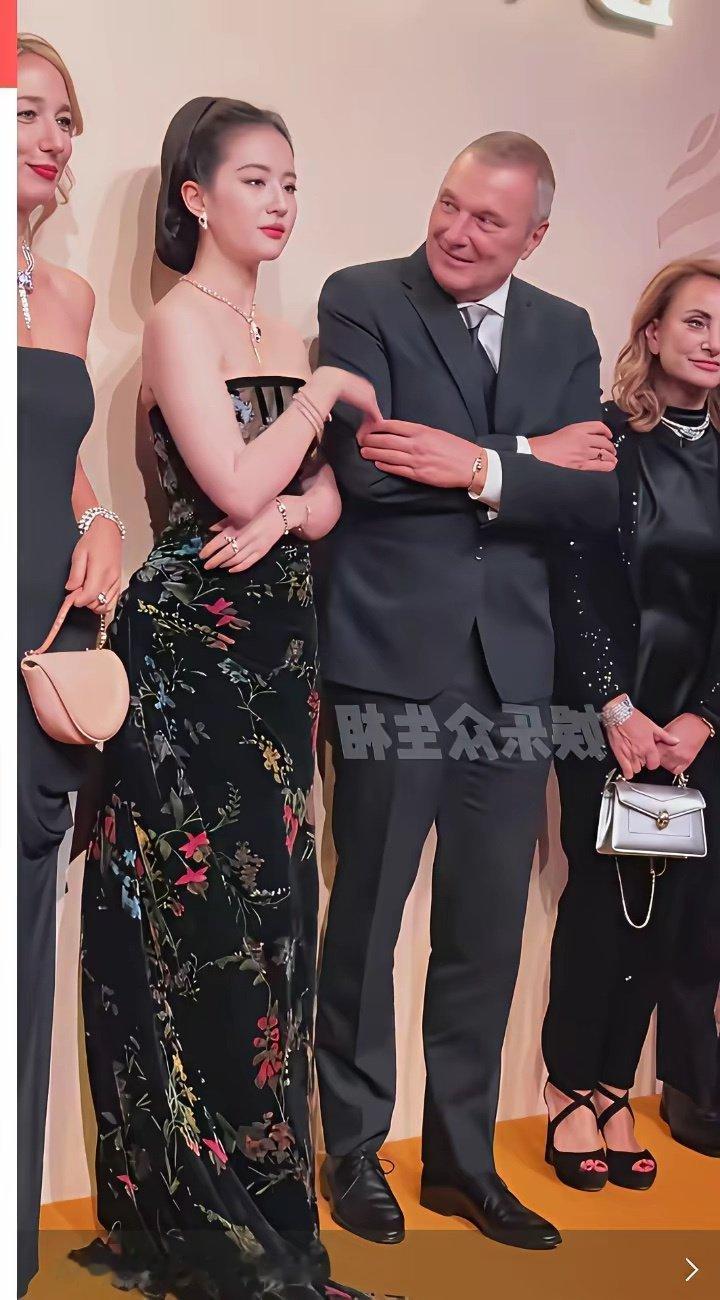 刘亦菲与外国白人合照，她居然是全场最白的白人怎么还没黄种人白啊？