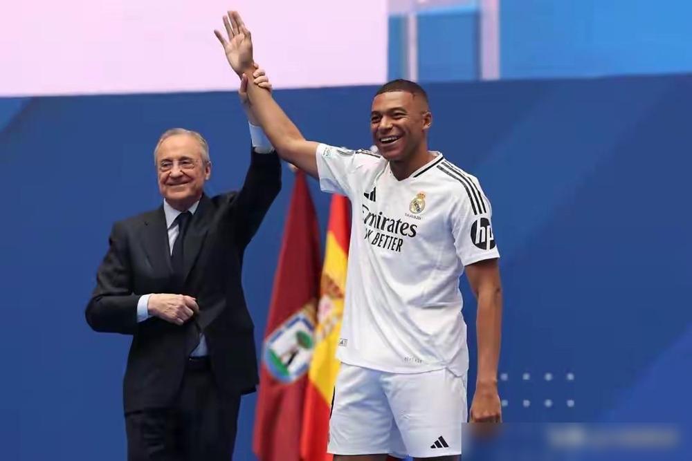 姆巴佩最近很郁闷！皇马更衣室内乱，最受伤害的应当是姆巴佩，本想到皇马坐顺风车拿欧