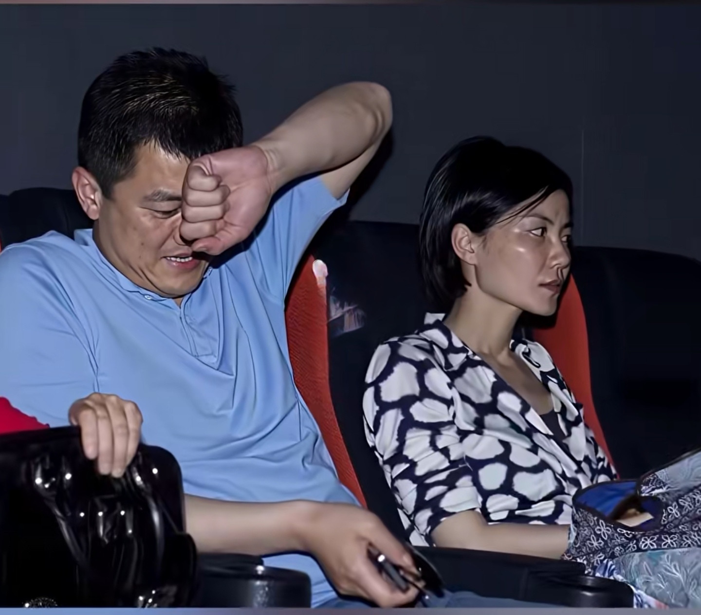 结婚后的李亚鹏和王菲一起端坐位椅子上，李亚鹏这时期已经有些苍老了，颜值下滑，脸也圆润起来了，明显的看