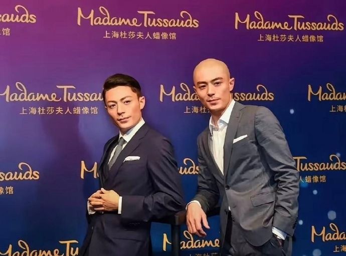 如果我是霍建华，看完这蜡像我是真的笑不出来。蜡像的气质像是岳不群练辟邪剑谱后的效