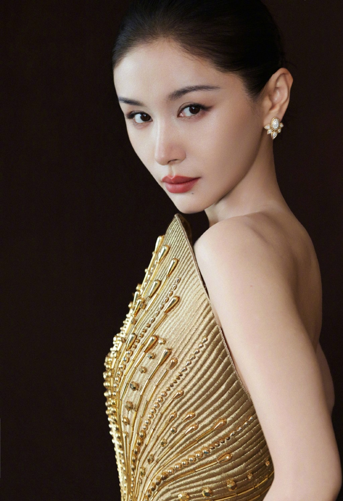 王子文露背就算了还戴项链勾我，这状态哪里是进组前，明明是美貌杀疯前🥳