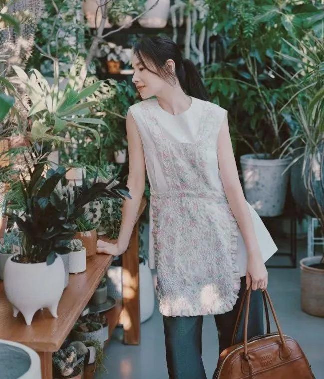董洁真·穿搭高手！✨背心叠穿碎花围裙+牛仔裤，时髦又高级松弛感拉满，把文艺氛