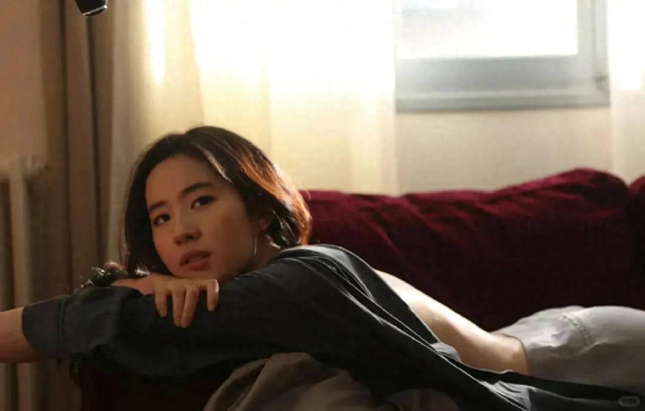 刘亦菲｜裸背大片性感写真，绝美身姿抢镜！
