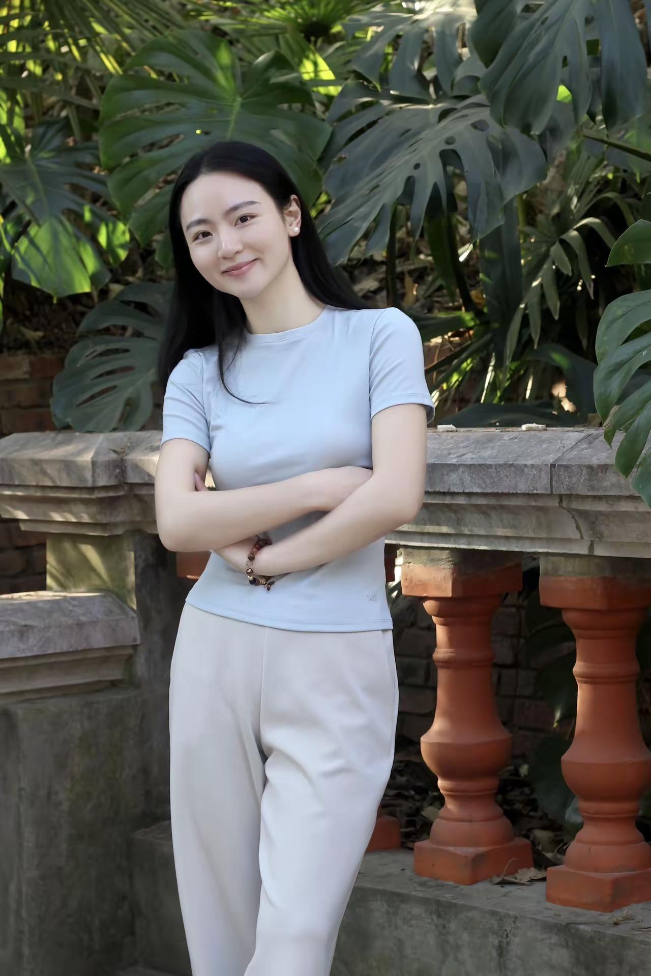 绿树阴中倚栏杆，笑看春风满面红。