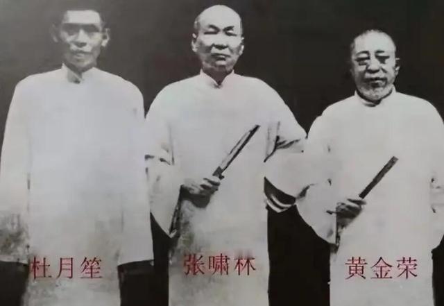 1951年，杜月笙卧床不起，就在他临终前最后一天，他让女儿去银行取一个保险柜。家