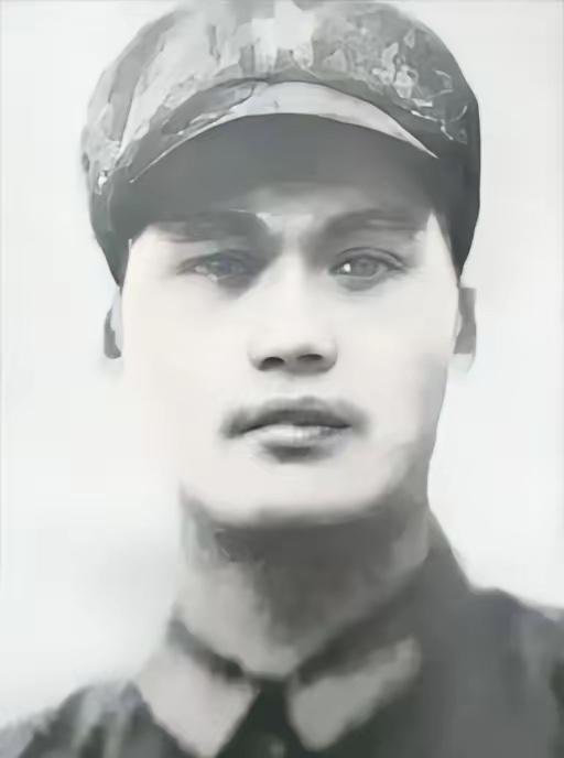 1979年，为了掩护战友突围，郑宏余和两名机枪手留下来阻击越军。激战中，两名战友